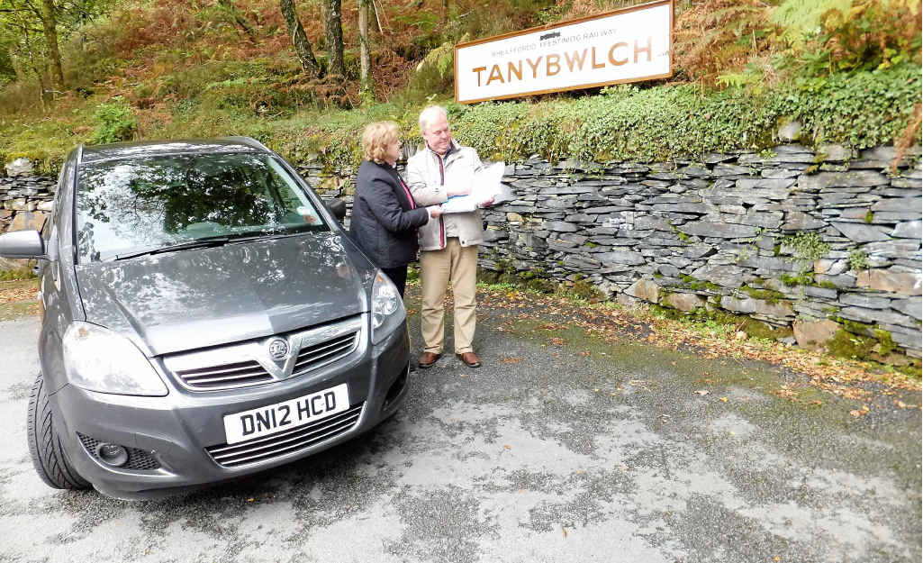 Gwenda and John checking we're on track at one of Wales' unpronounceable little towns. Gwenda and John checking we're on track at one of Wales' unpronounceable little towns.